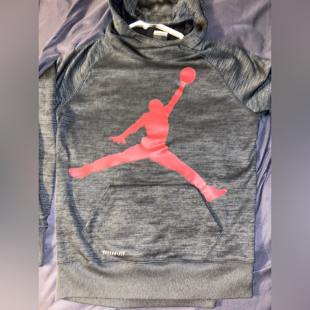 Jordan therma-fit hoodie boys 12-13 never worn black,red